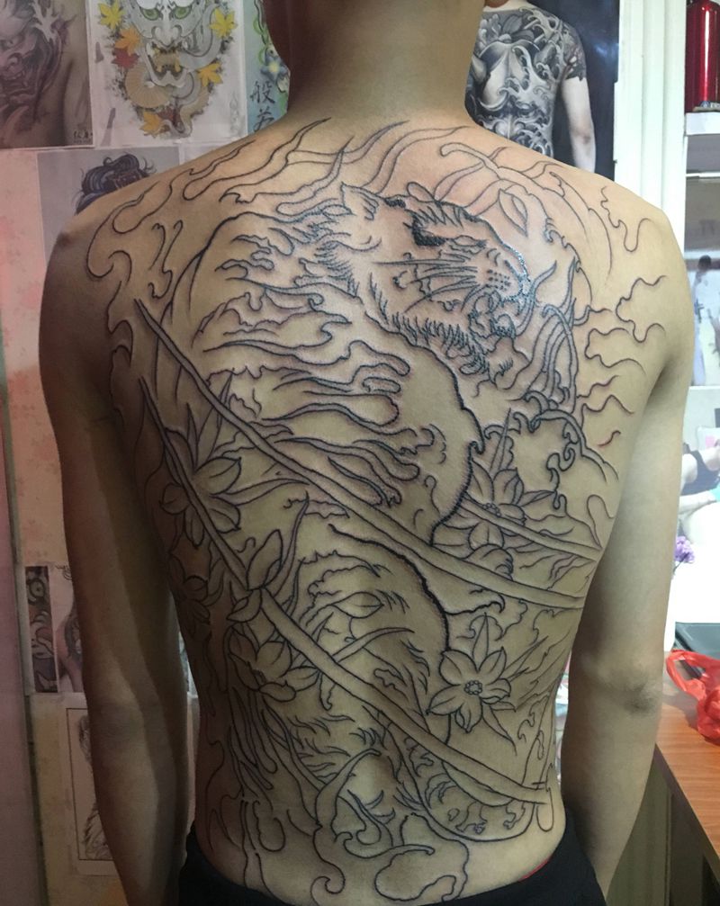 虎（原相机，无美颜）纹身图片_背部纹身图案