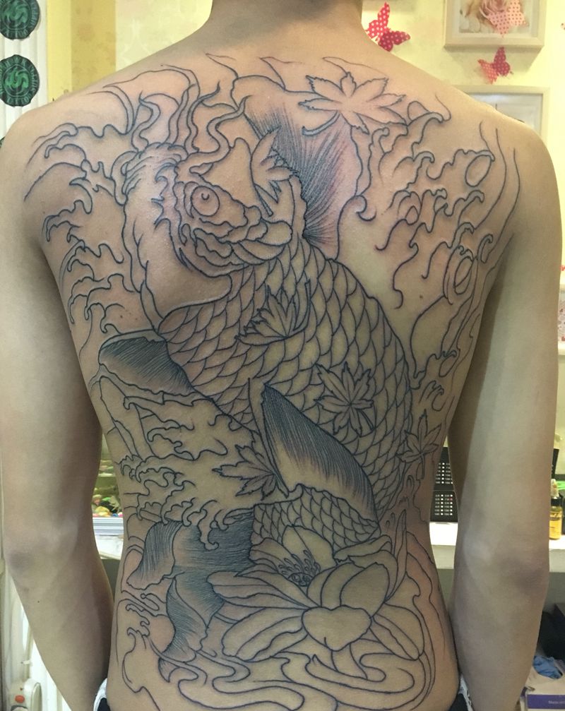 锦鲤（原相机，无美颜）纹身图片_背部纹身图案