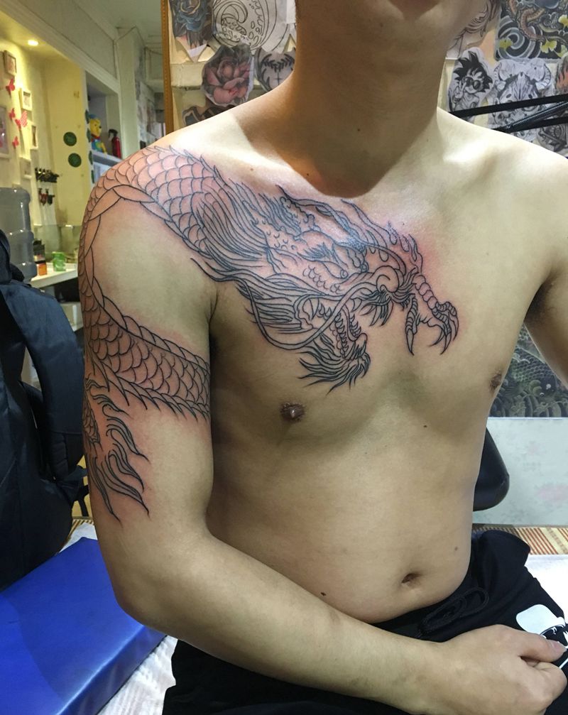 龙（原相机，无美颜）纹身图片_胸部手部纹身图案