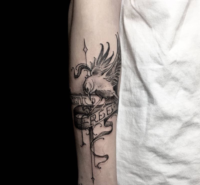 飞鸟纹身图片_手臂花体字欧美小鸟纹身图案