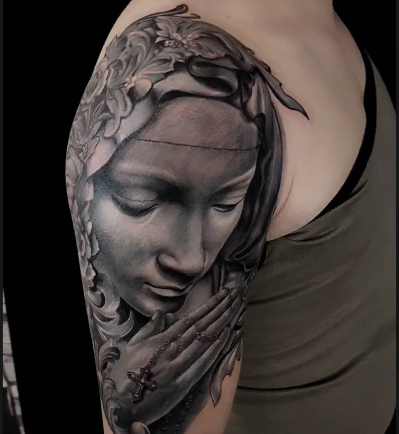 圣母的庇护纹身图片_肩部手臂欧美写实圣母教堂纹身图案