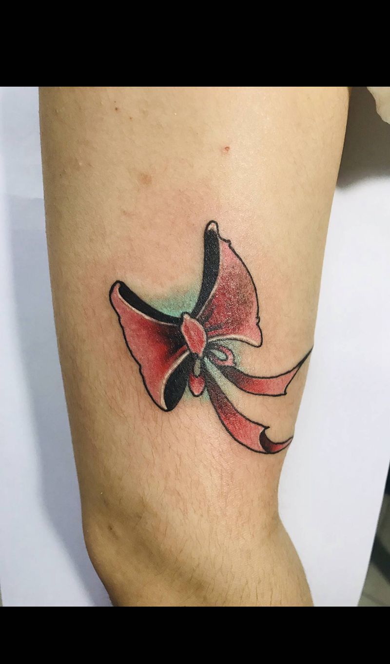 蝴蝶结遮盖纹身图片_手臂纹身图案