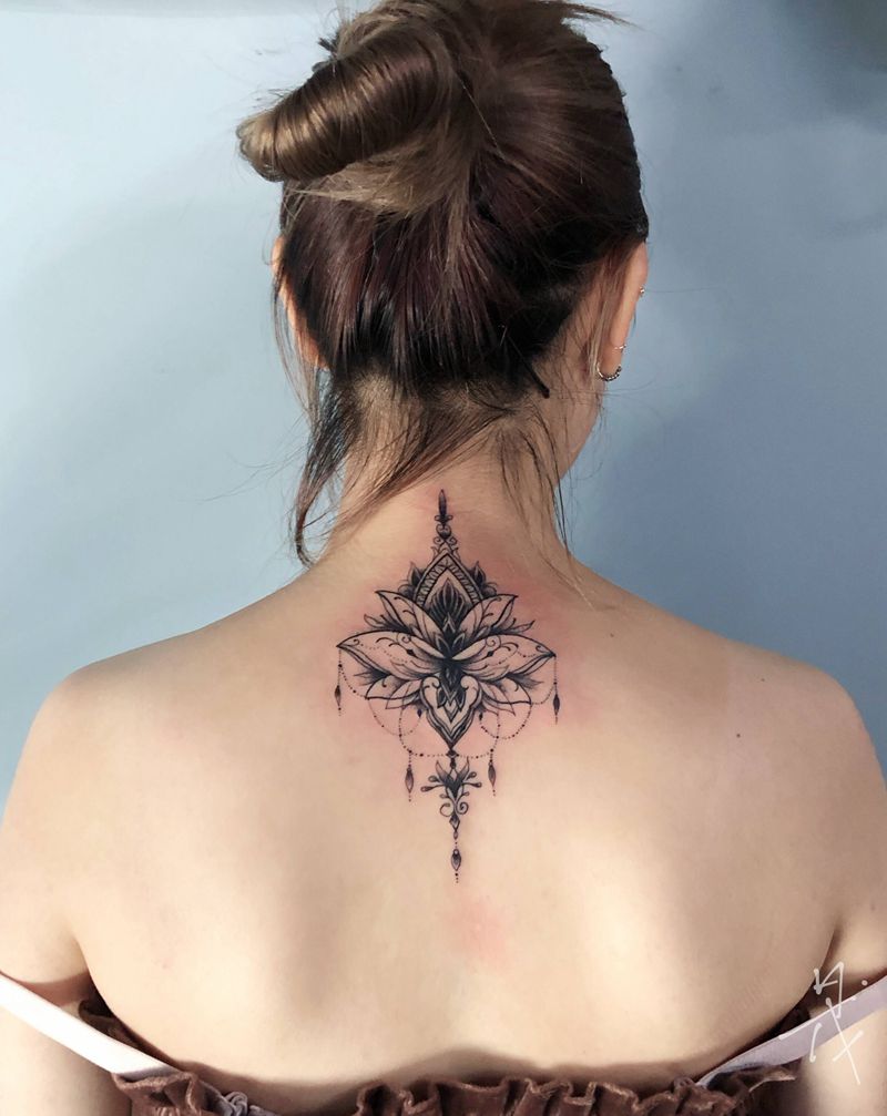 后背点刺纹身图片_背部点刺几何纹身图案