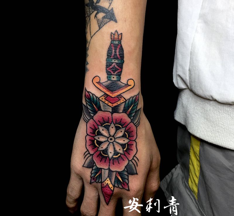 一拍即合纹身图片_手臂手部Old School花匕首彩色纹身图案
