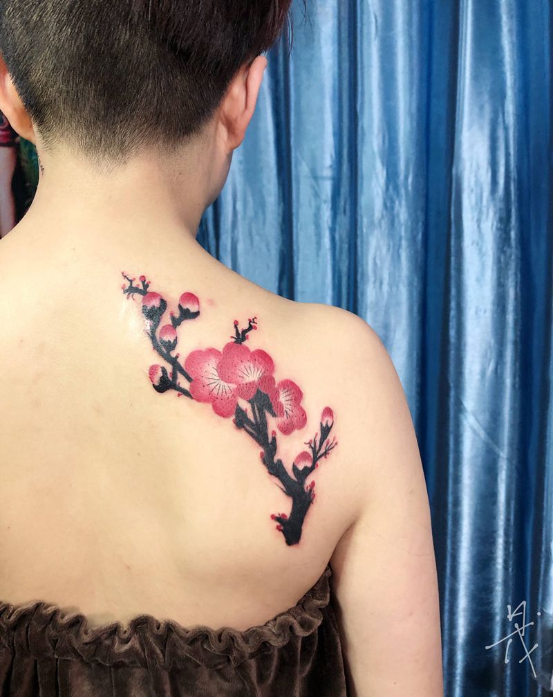 后背梅花纹身图片_背部纹身图案