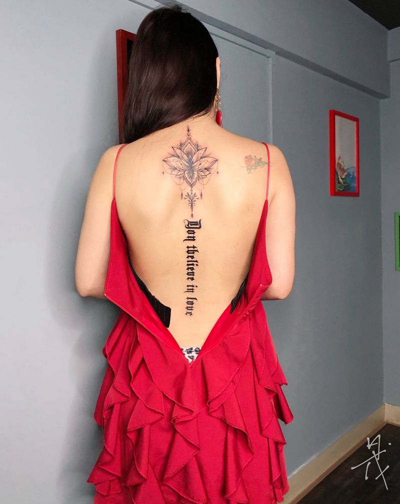 背部莲花印纹身图片_背部纹身图案