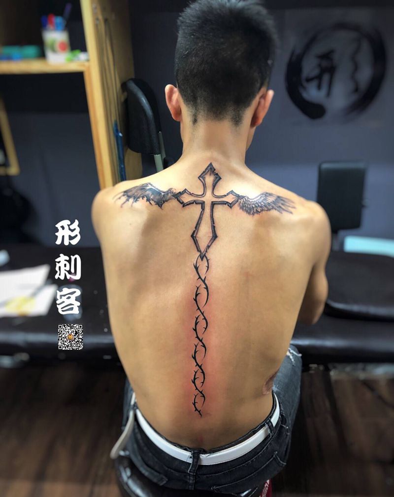 翅膀十字架纹身图片_背部欧美写实纹身图案