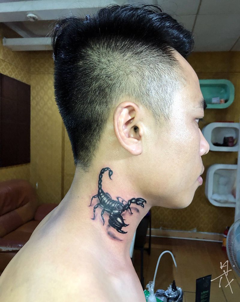 开平毒蝎纹身图片_颈部纹身图案