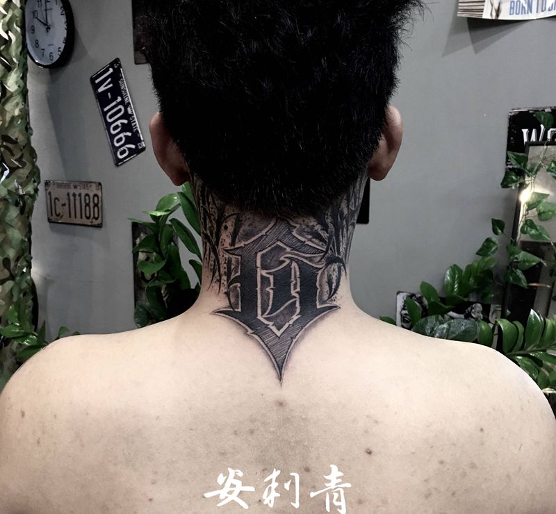 愤怒纹身图片_颈部肩部花体字图腾暗黑英文脖子纹身图案