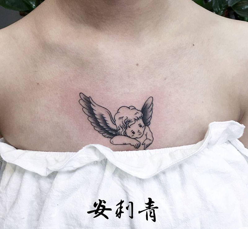 天使纹身图片_胸部欧美写实清新简约小纹身图案