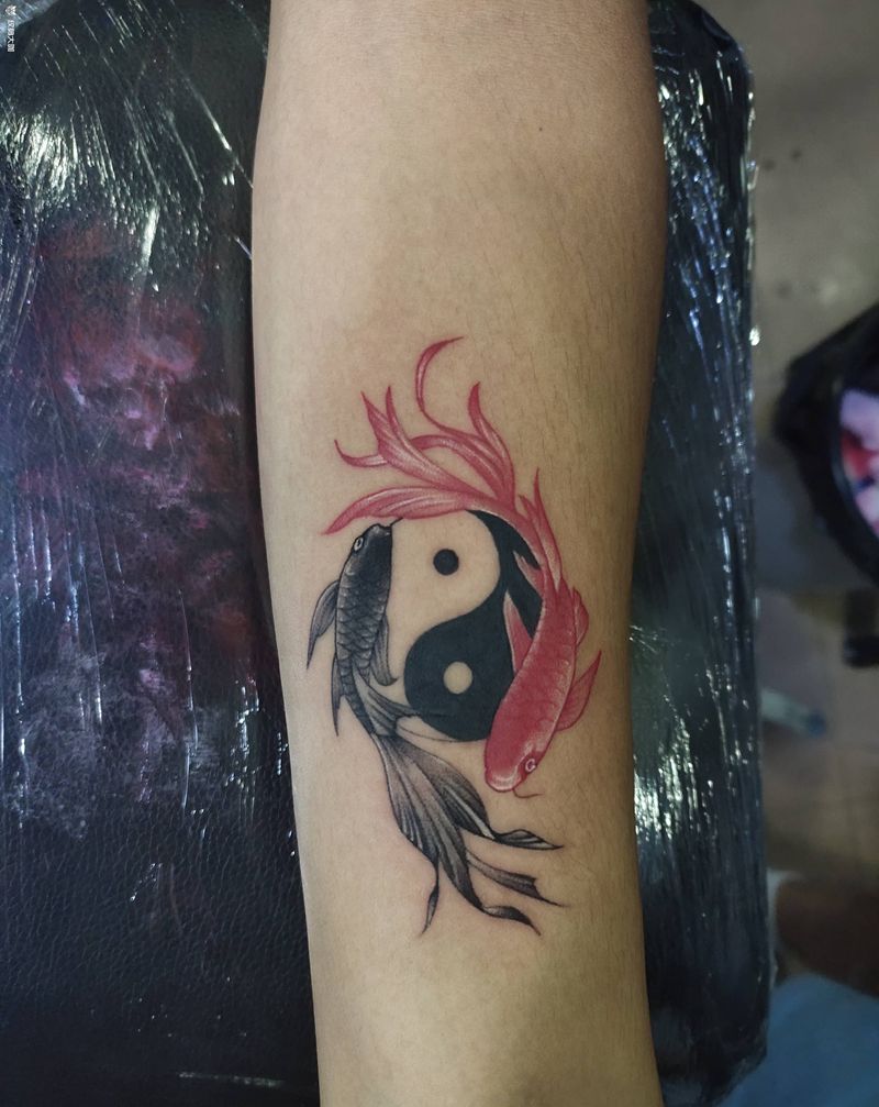 阴阳鱼纹身图片_手臂水墨纹身图案
