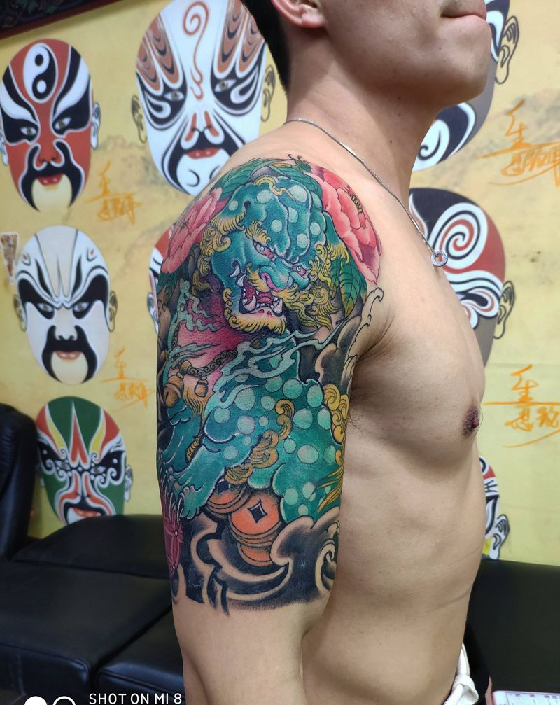 唐狮遮盖两个旧纹身纹身图片_肩部手部新传统纹身图案