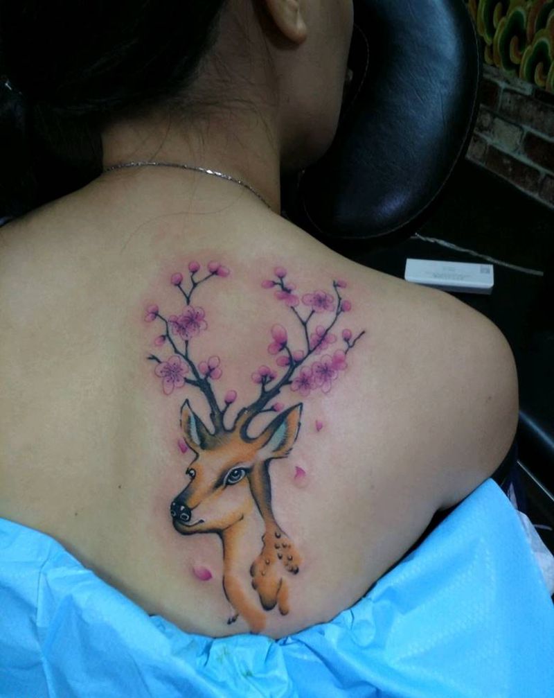 梅花鹿纹身图片_背部肩部水彩新传统纹身图案