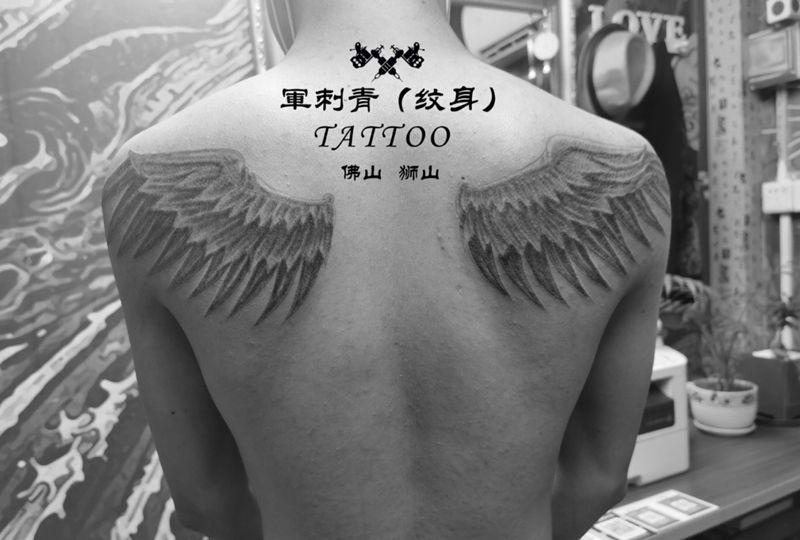 翅膀纹身图片_背部新传统纹身图案