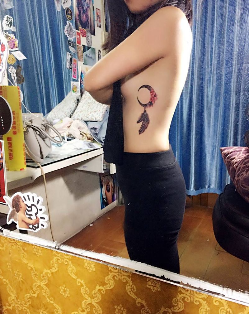 侧身部位小花纹身图片