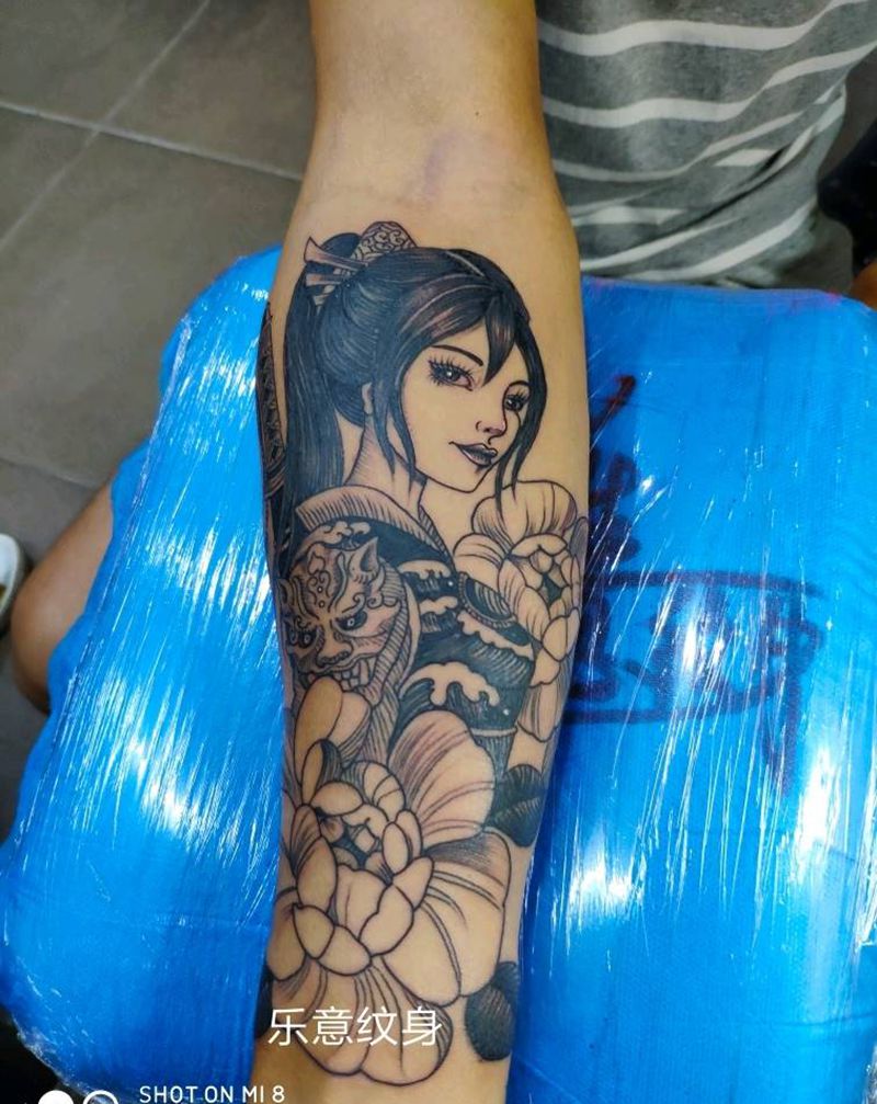 剑侠纹身图片_手臂手部新传统点刺纹身图案