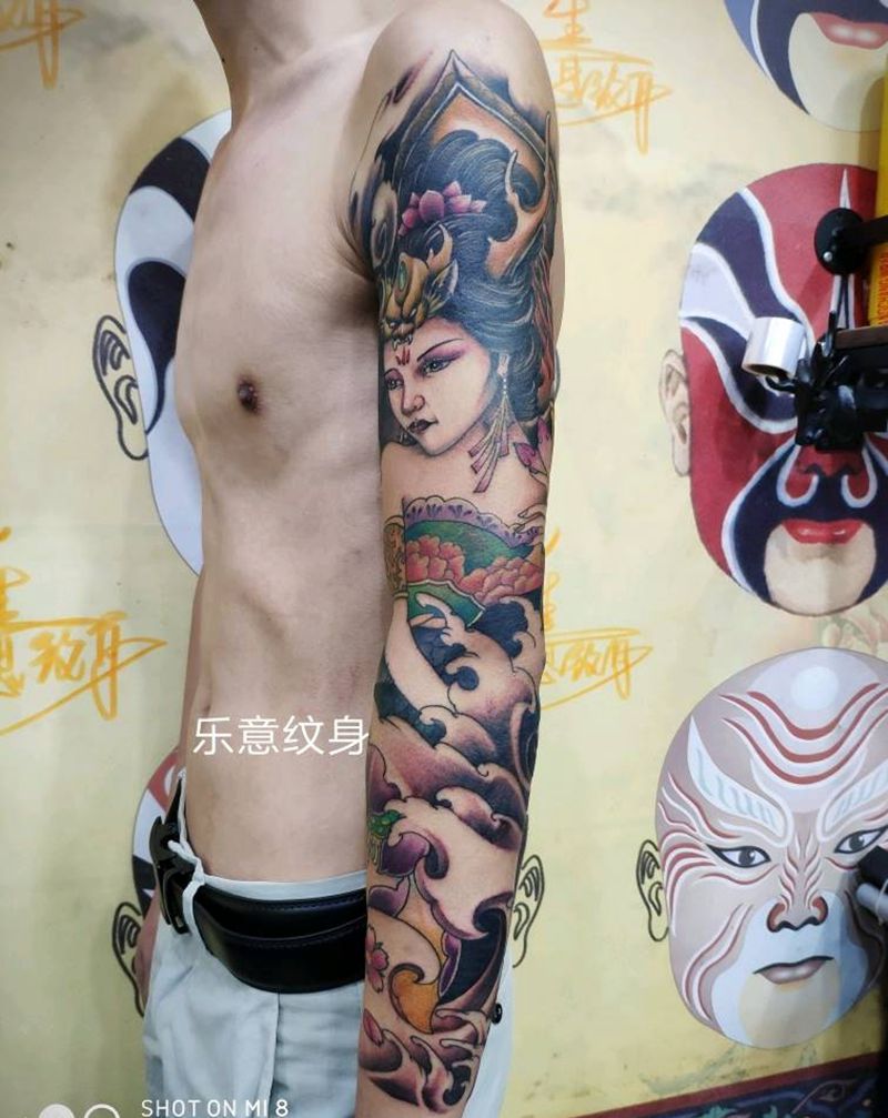 龙姑娘纹身图片_手部新传统水彩纹身图案