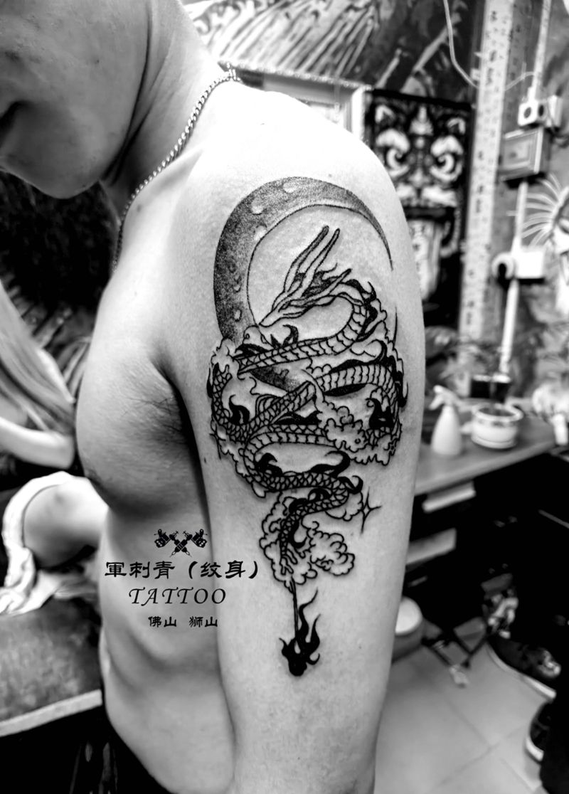 小龙儿纹身图片_手臂新传统点刺纹身图案