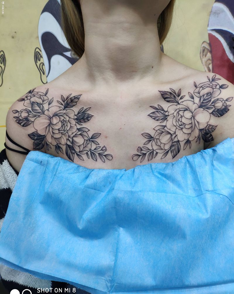 素花纹身图片_胸部点刺纹身图案