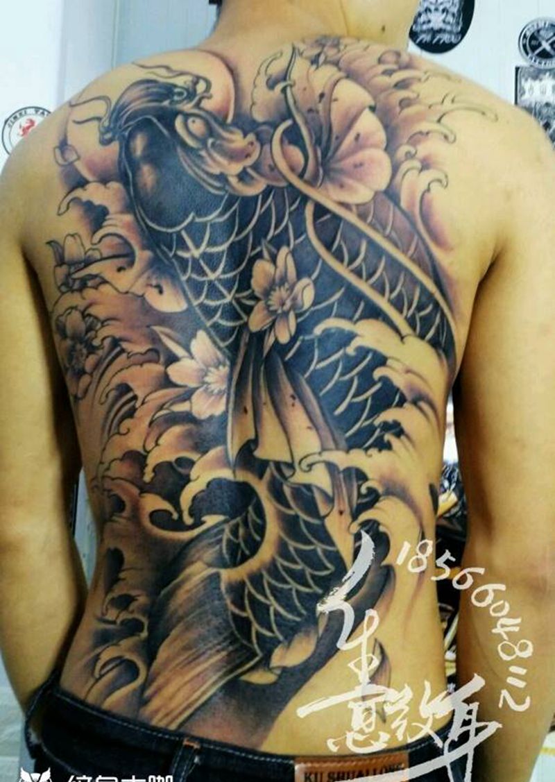 鲤鱼纹身图片_腰部背部传统国画成品纹身图案