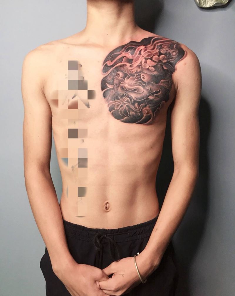 胸部唐狮纹身图片