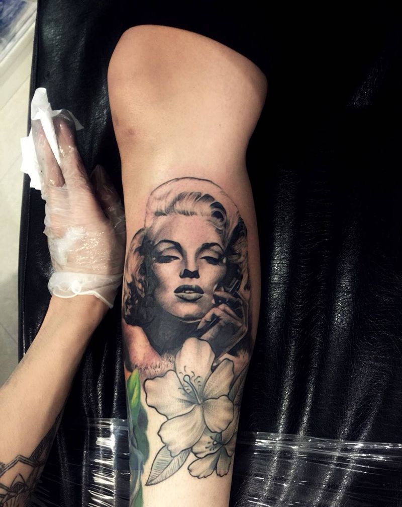 玛丽莲梦露纹身图片_欧美人物脚部成品肖像纹身图案
