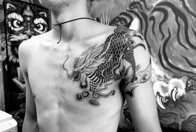 麒麟纹身图片_胸部肩部老传统纹身图案