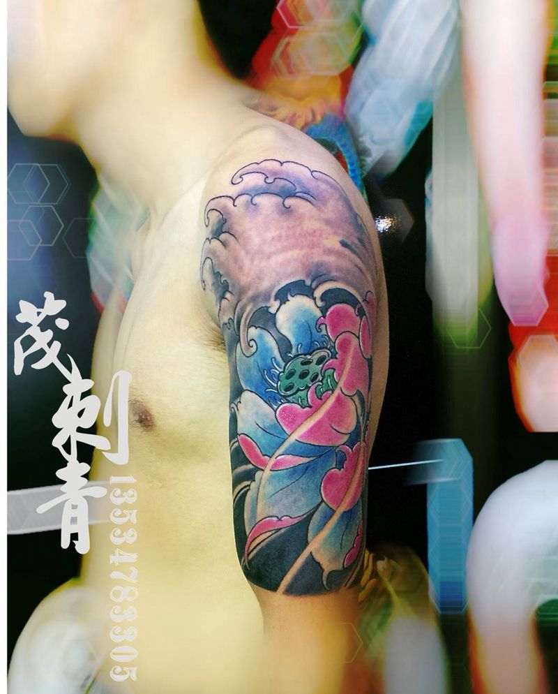 荷花水浪纹身图片