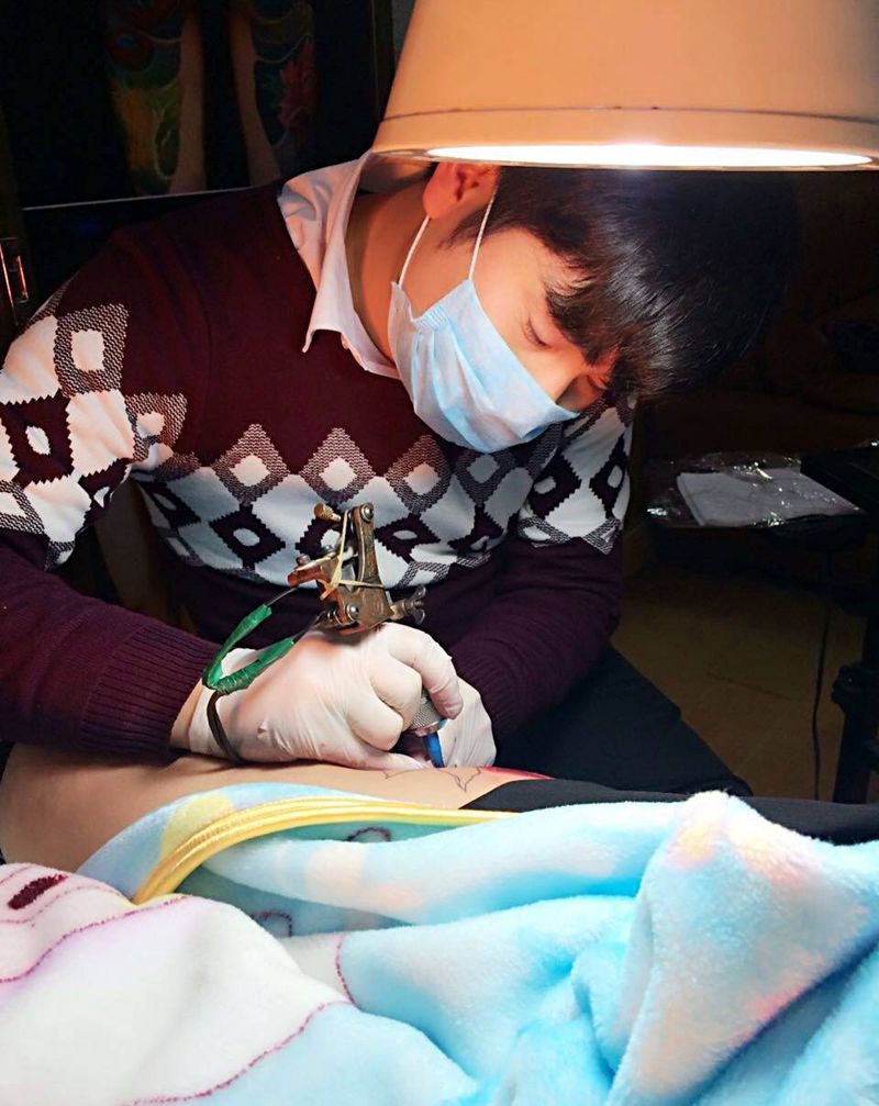 大腿玖瑰花纹身图片_插画腿部传统写实植物原创纹身图案