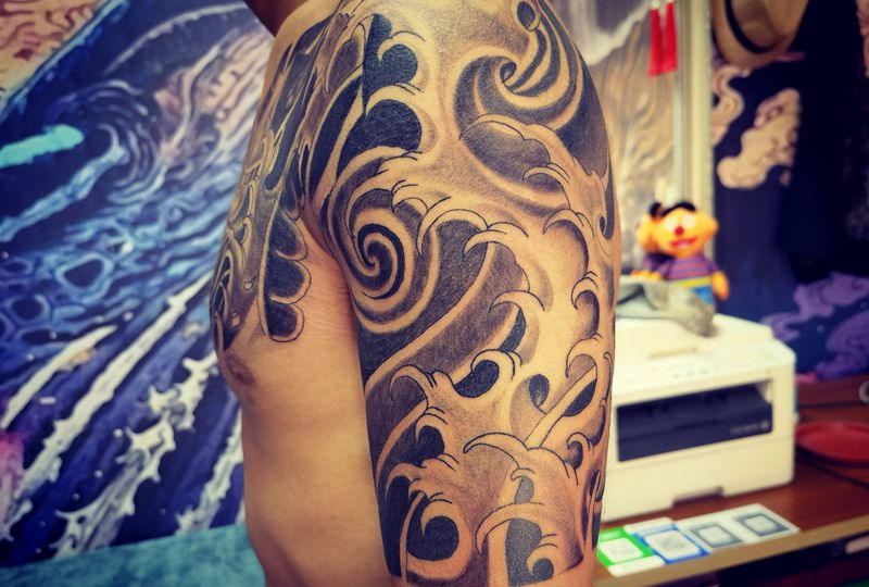 水浪 +般若纹身图片_手臂肩部新传统点刺纹身图案