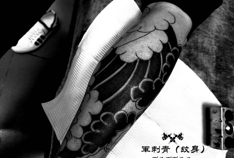 泡泡纹身图片_腿部老传统纹身图案