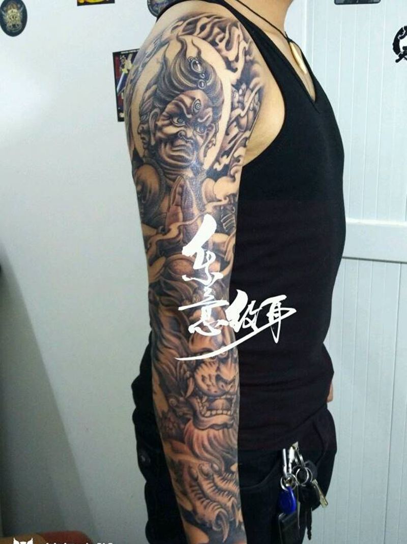 黑灰花臂纹身图片_肩部手臂手部传统宗教神兽纹身图案