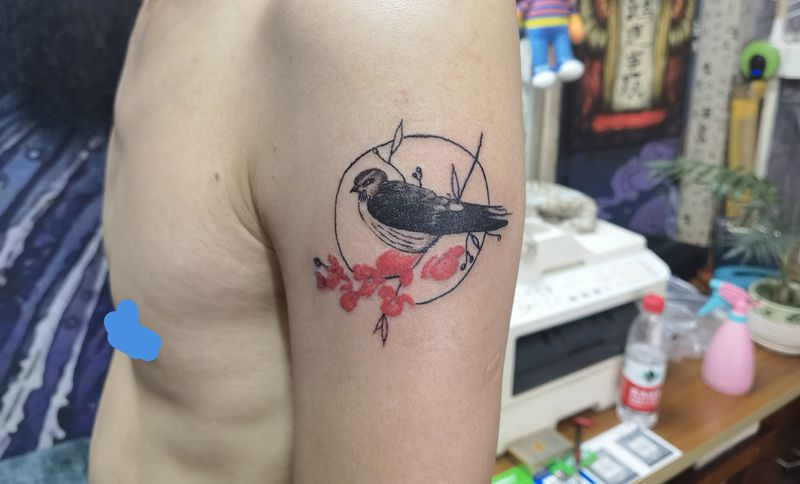 小小燕子纹身图片_手臂新传统纹身图案