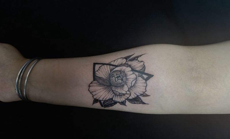 素花纹身图片_手臂新传统点刺纹身图案