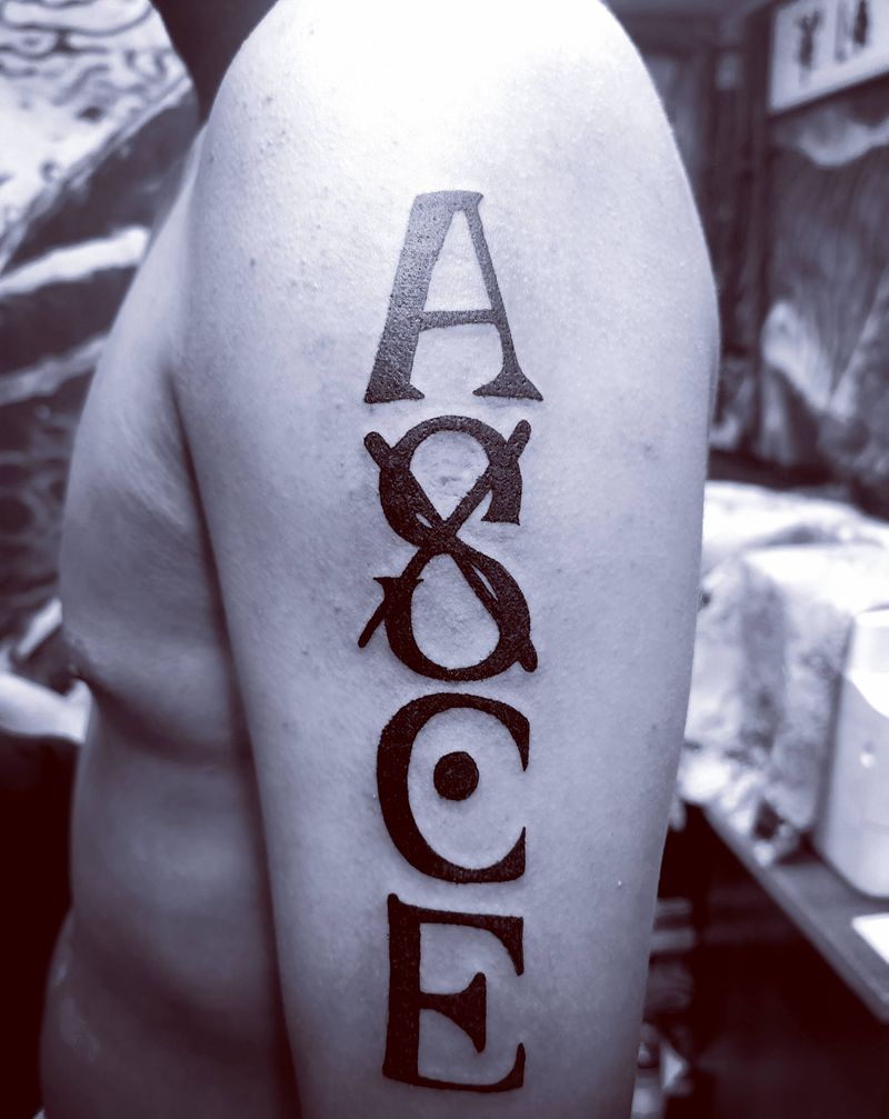 字母纹身图片_手臂图腾花体字纹身图案