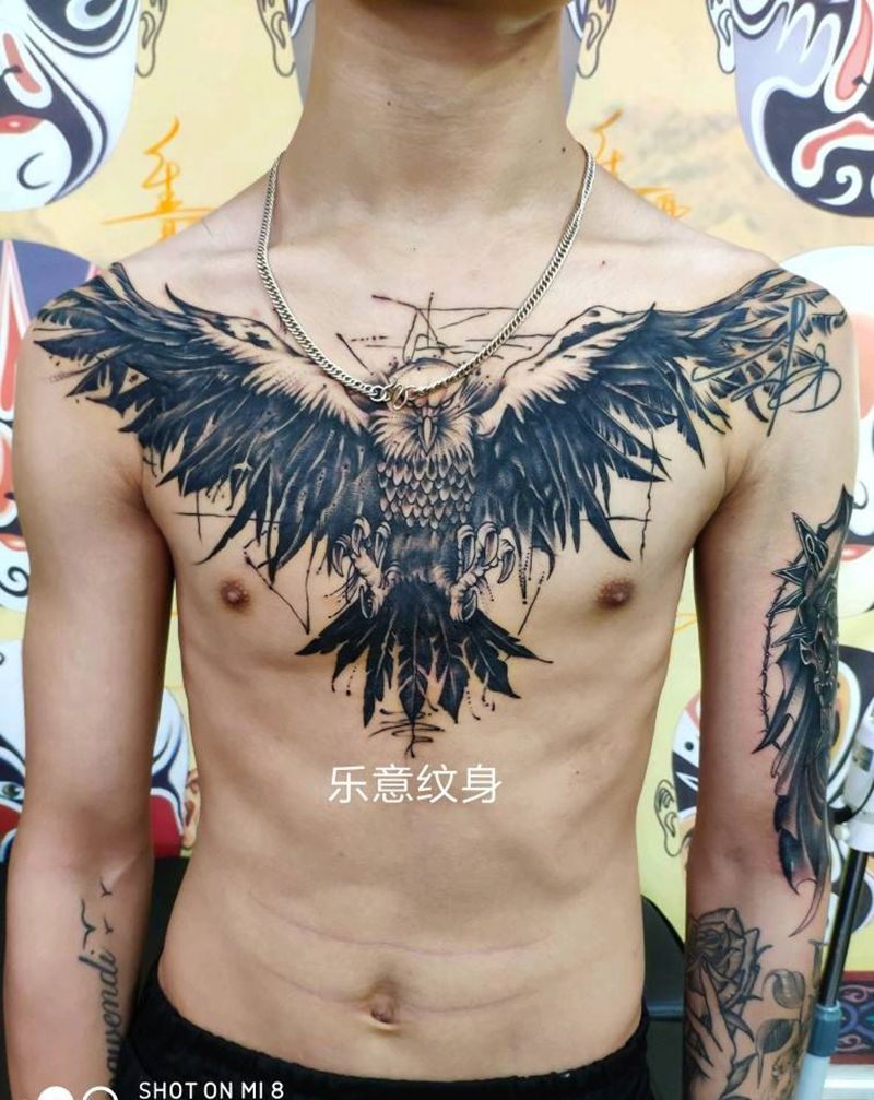 猫头鹰纹身图片_胸部肩部水墨点刺纹身图案