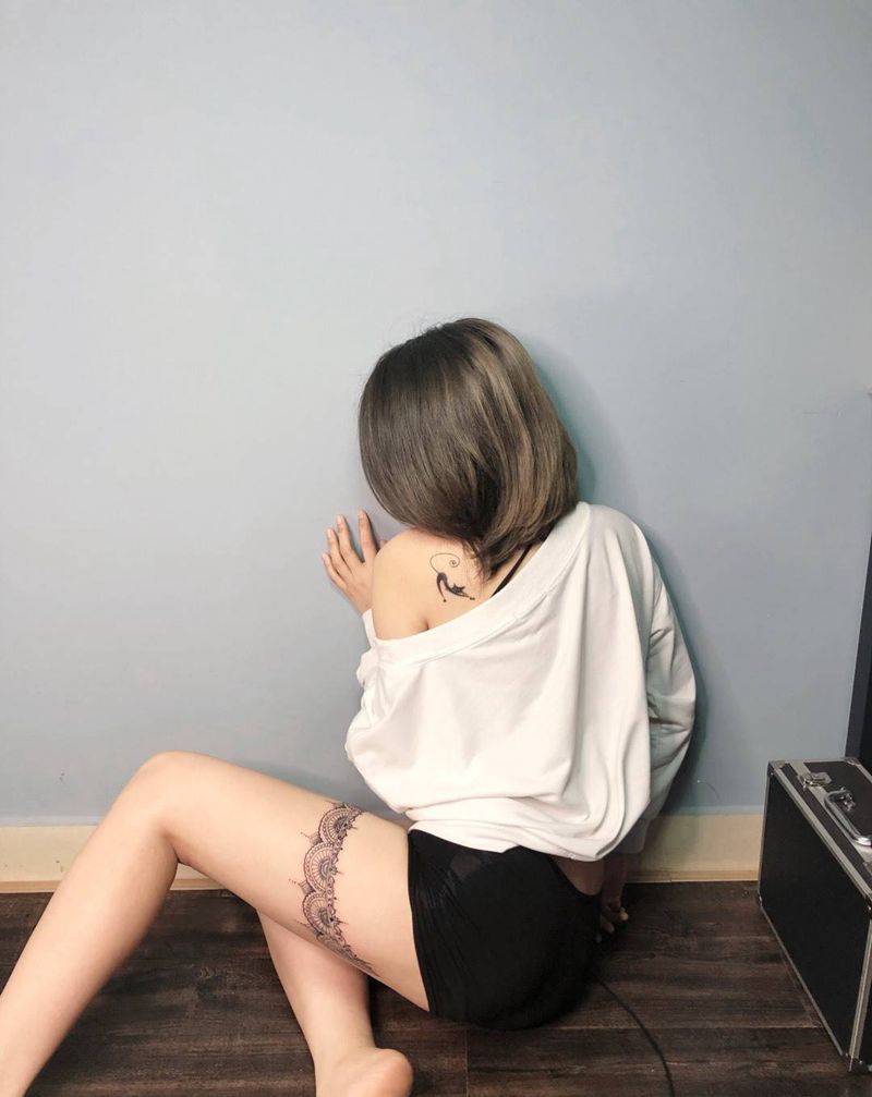 大腿蕾丝纹身纹身图片_腿部图腾点刺纹身图案