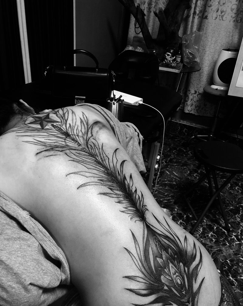 覆盖纹身图片_背部臀部纹身图案