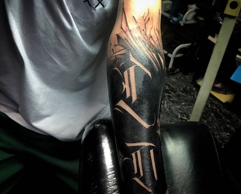 黑臂纹身图片