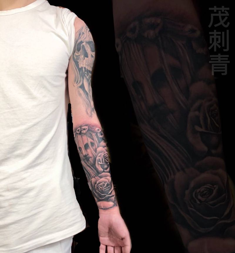 女巫玫瑰花纹身图片_手部欧美写实纹身图案