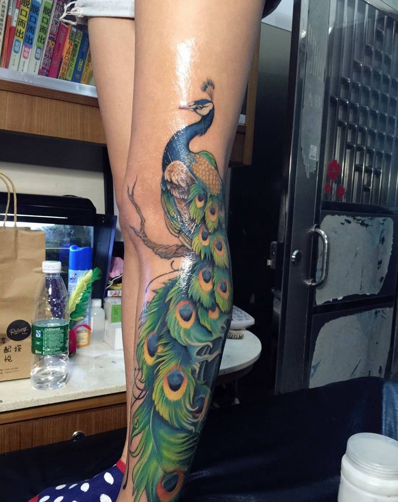 孔雀加鲤鱼纹身图片_欧美传统脚部腿部插画成品动物植物纹身图案