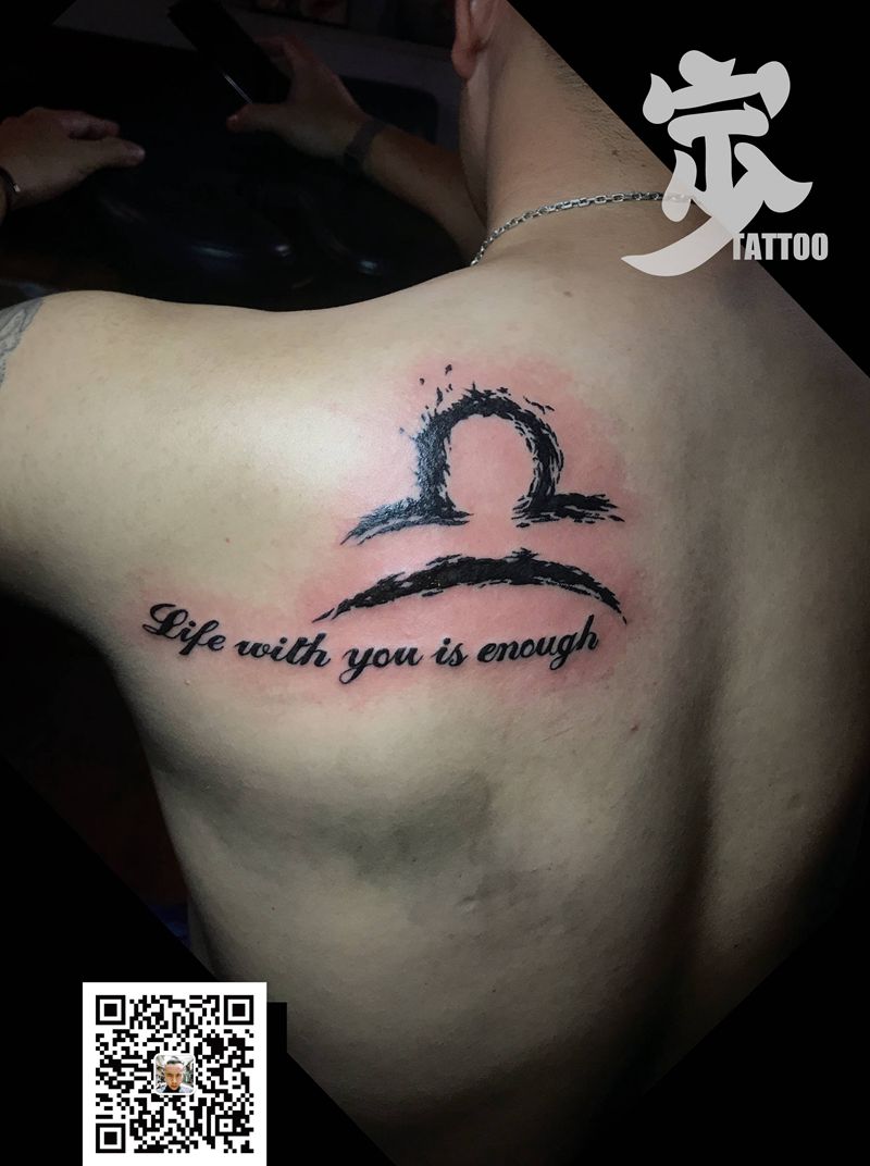 天平⚖︎+英文纹身图片_肩部背部图腾水墨纹身图案