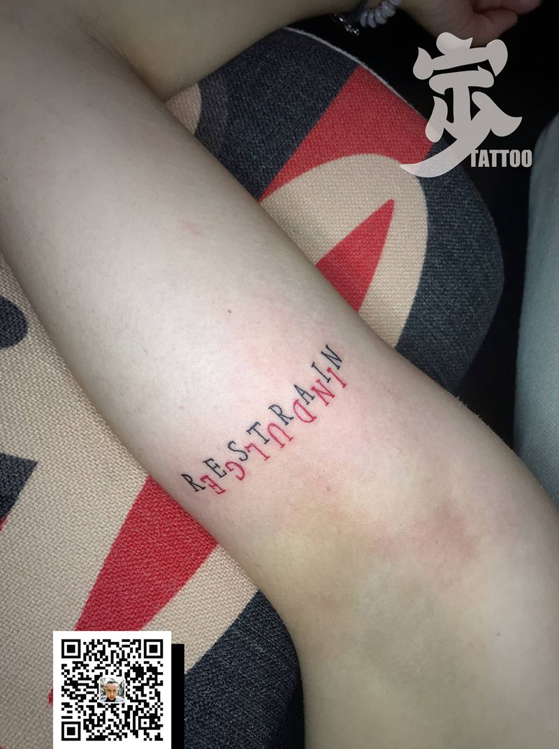 红黑+英文纹身图片_手臂花体字几何纹身图案