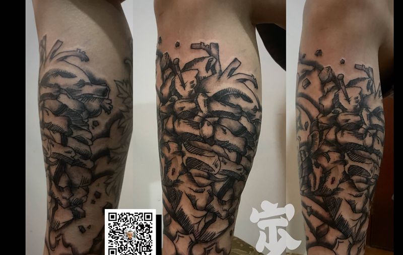 抽象+骷颅手抓心脏纹身图片_腿部New School点刺纹身图案