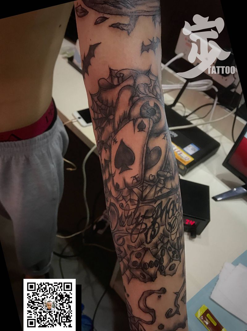 扑克牌+眼珠纹身图片_手臂New School纹身图案