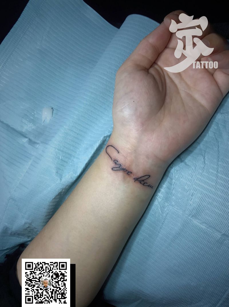 小英文纹身图片_手部花体字几何纹身图案