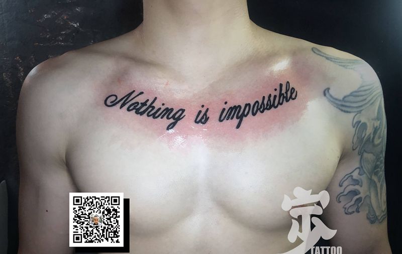 花胸+花体字纹身图片_胸部花体字纹身图案