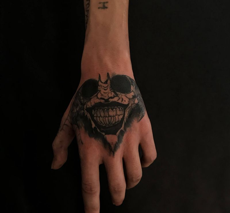 蝙蝠与小丑纹身图片_手部纹身图案