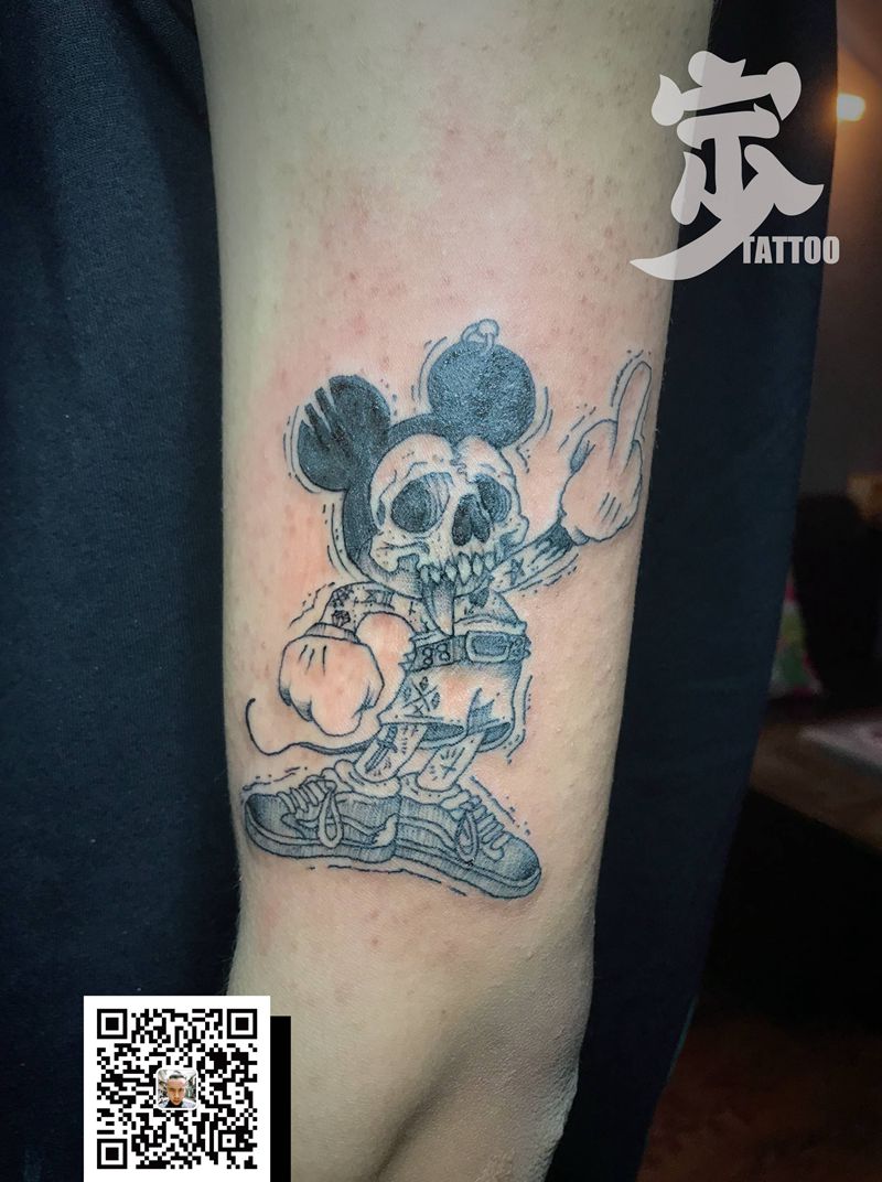 骷颅+米老鼠纹身图片_手臂New School点刺纹身图案