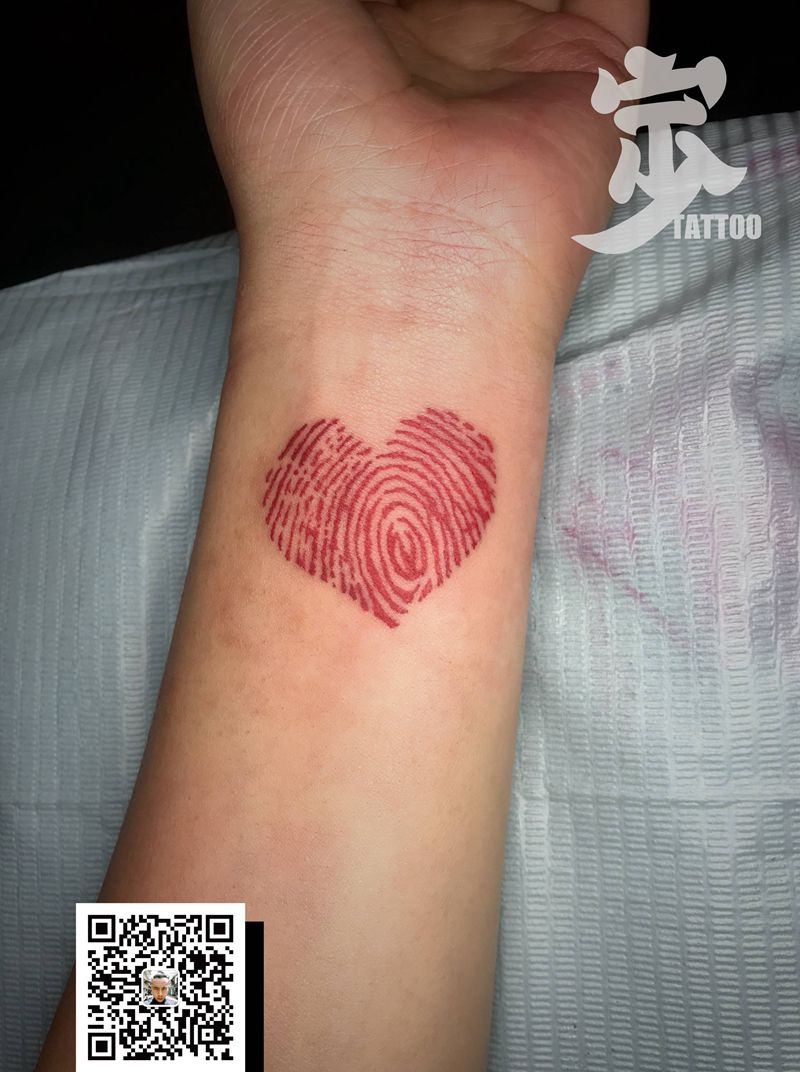 红爱心纹身图片_手臂图腾纹身图案